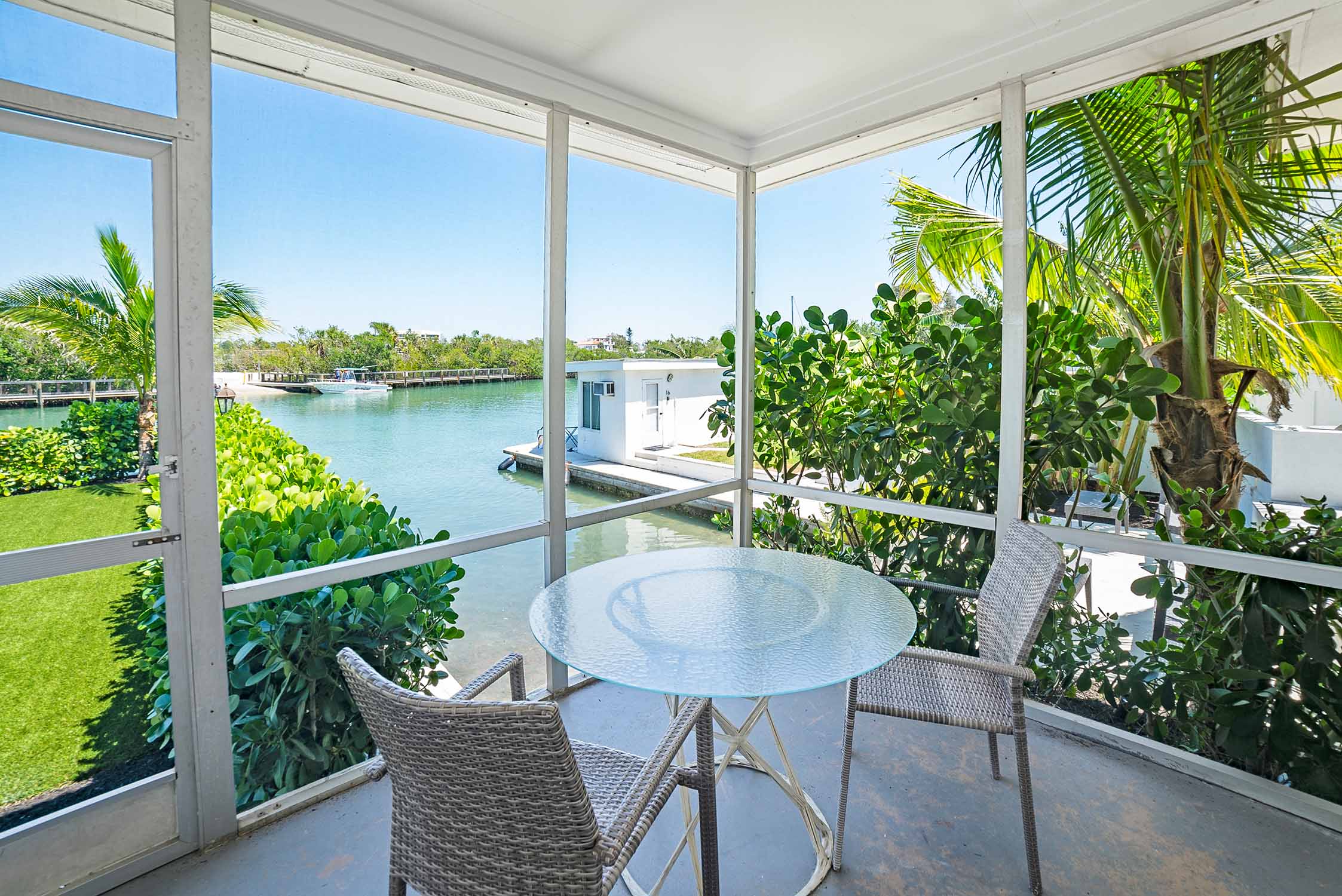 Deluxe One Bedroom - Bay Water View out Back Patio